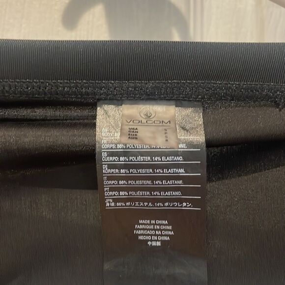 Volcom SPF swim protection top SZ small long sleeve - Picture 2 of 7